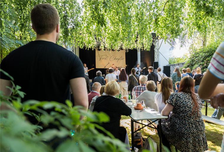 Ein Publikum schaut einem Auftritt bei der Langen Nacht der Kultur in Bremerhaven zu.