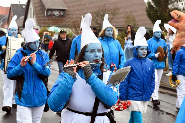 Die schönsten Bilder vom Karneval in Wehdel: Kamelle, Kostüme und Konfetti Auch musizierende Schlümpfe beteiligten sich an dem Umzug in Wehdel.