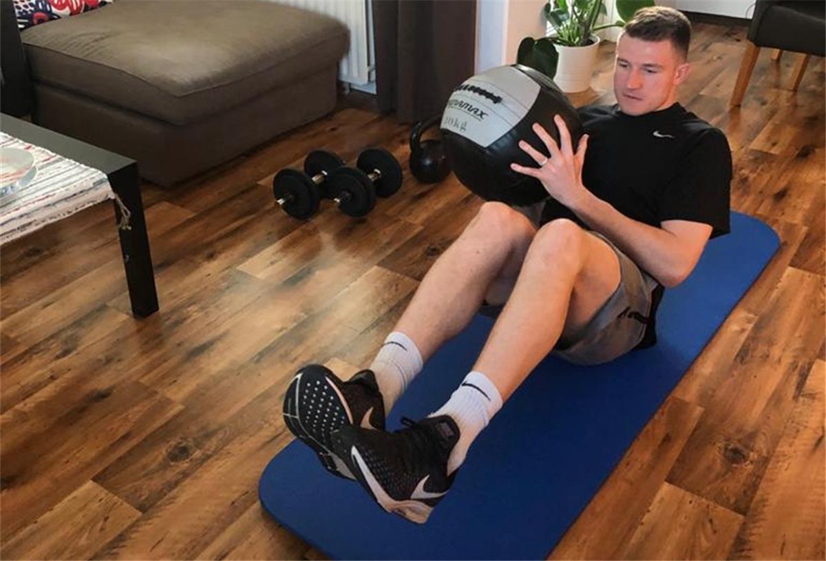 Eisbären-Profi Braun wartet Ende der Corona-Krise in Bremerhaven ab Auch nach dem Saisonende müssen Basketballer an ihrer Fitness arbeiten. Eisbären-Profi Joshua Braun macht das in seiner vom Club gestellten Wohnung in Bremerhaven.