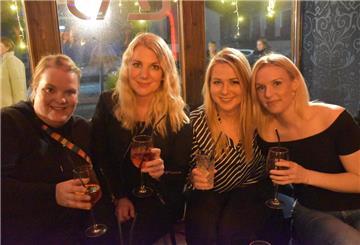 Auch Nadine, Dorthe, Kerstin und Marina (von links) haben eine tolle Zeit im LAB in Langen bei der Premiere von "Mama tanzt".