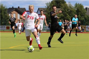Auch Nico Westphal (links) blieb gegen den SV Hansa Friesoythe unter seinen Möglichkeiten, sodass der SV Brake sein Debüt in der Landesliga mit 0:3 verlor.