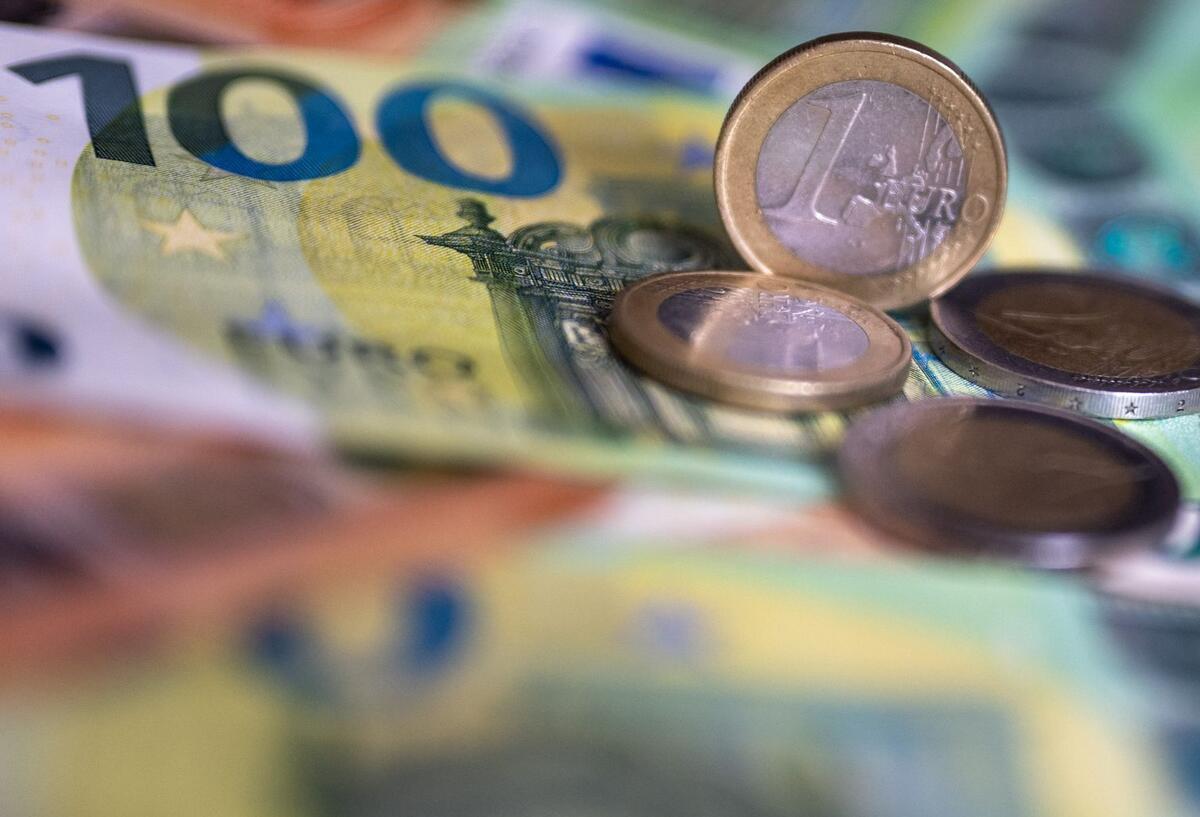 Geldscheine mit dem Wert von 100 und 50 Euro und Münzen liegen auf einem Tisch.