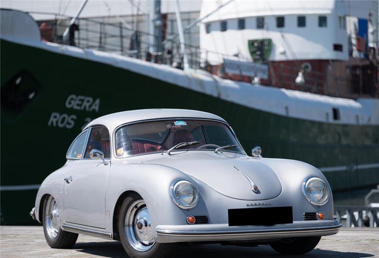 Spargel und blank polierte Oldtimer Oldtimer vor dem Museumsschiff "Gera"
