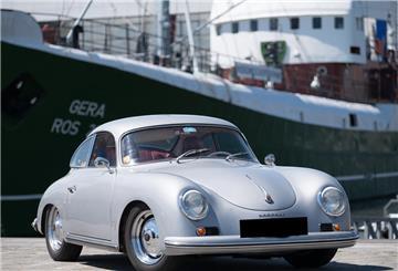 Oldtimer vor dem Museumsschiff "Gera"