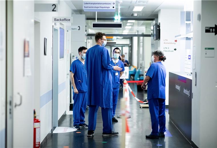 Corona-Bonus kommt auch für Pflegekräfte in Kliniken Auch Pflegekräfte in Krankenhäusern sollen nun einen Bonus von bis zu 1000 Euro bekommen.