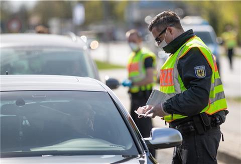 Auch Polizisten tragen Mundschutz - doch bei vielen Einsatzszenarien ist das nicht möglich, ebenso wie Solofahrten, um den Abstand zum Kollegen einzuhalten. 