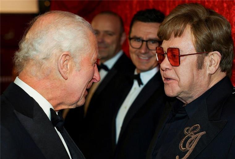 Auch Pop-Superstar Elton John (77) war bei der Wohltätigkeitsgala dabei.