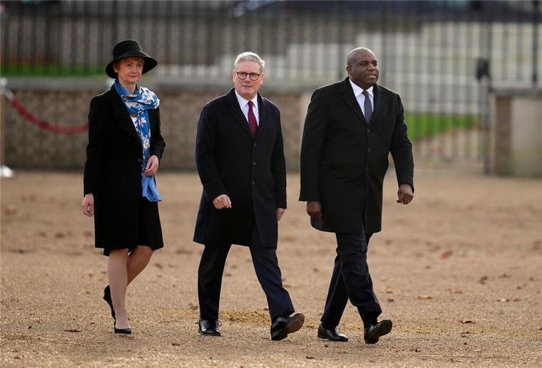 Kate und William begrüßen Emir von Katar zum Staatsbesuch Auch Premierminister Keir Starmer (M.) und andere Regierungsmitglieder nahmen am offiziellen Empfang des Emirs teil.