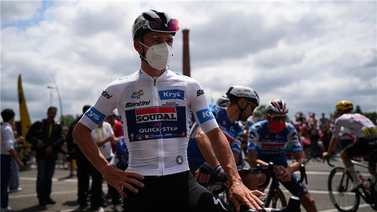 Corona-Sorge: Tour führt Maskenpflicht wieder ein Auch Remco Evenepoel trägt wieder Maske.