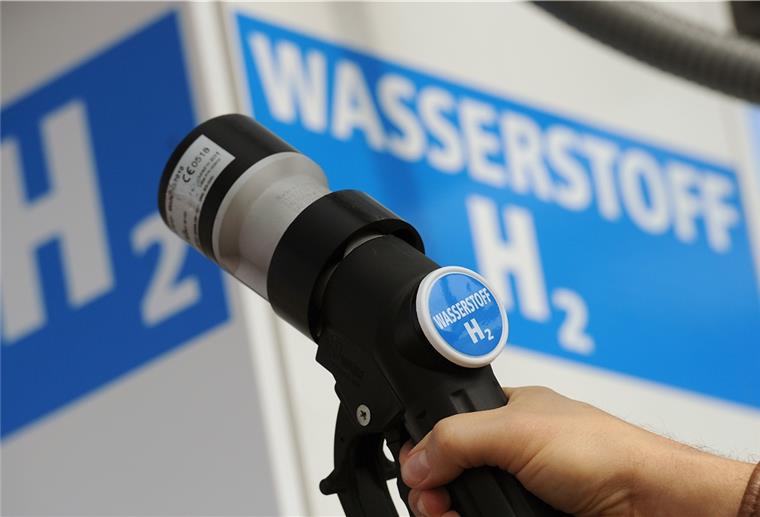 Wasserstoffantrieb für Kühllaster Auch schwere Nutzfahrzeuge sollen künftig mit Wasserstoffelektroantrieb ausgerüstet werden. Dafür wird in Bremerhaven eine Konzeptstudie entwickelt.