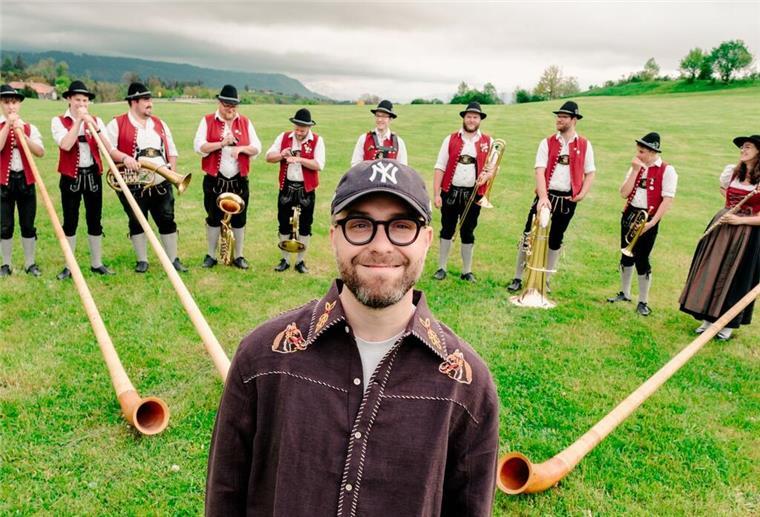 Mark Forster glaubt an die Kraft der Fußball-EM Auch sie stimmen auf die EM mit ein: Alphornbläser in Mark Forsters Video zu „Wenn du mich rufst“.