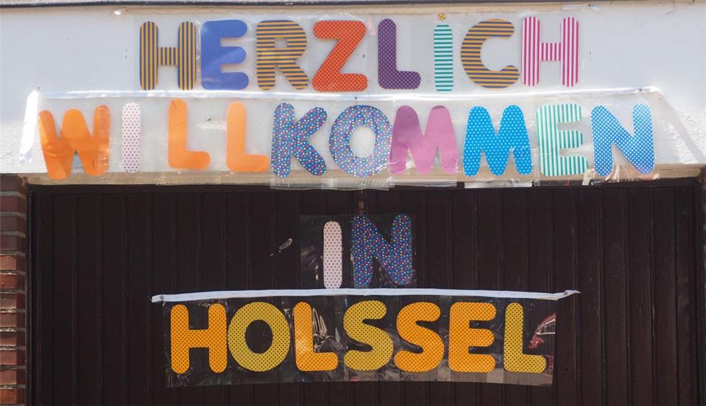 Auch so begrüßten die Holßeler die Gäste des Ortsgemeinschaftsfestes. Foto Steh...