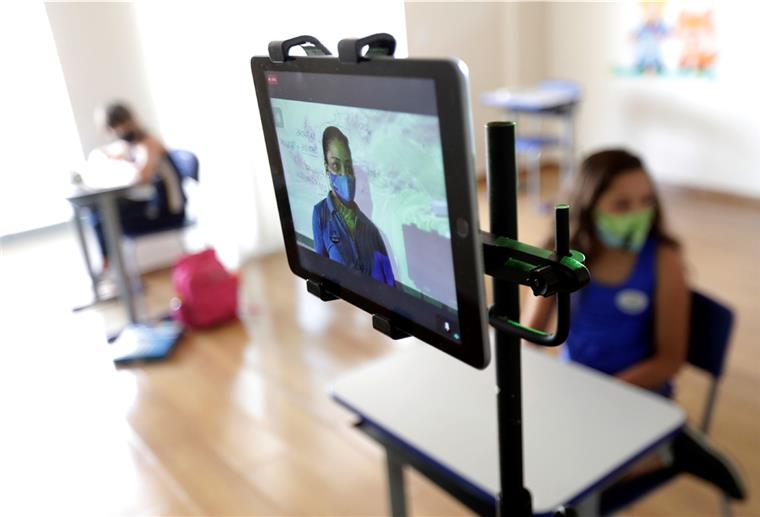 Bremerhaven: Schulamt gerät massiv in die Kritik Auch so kann Distanzunterricht aussehen: Beim Unterricht in Halbgruppen wird die andere Klassenhälfte per Video zugeschaltet.