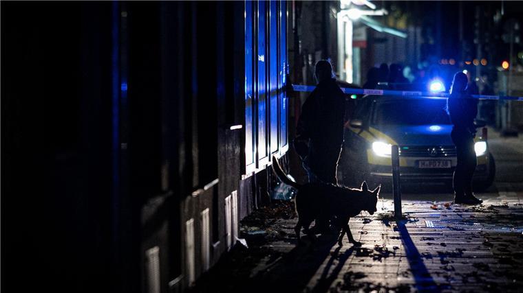 Tödliche Auseinandersetzung in Hannover – viele Fragen offen Auch Spürhunde waren abends im Einsatz.