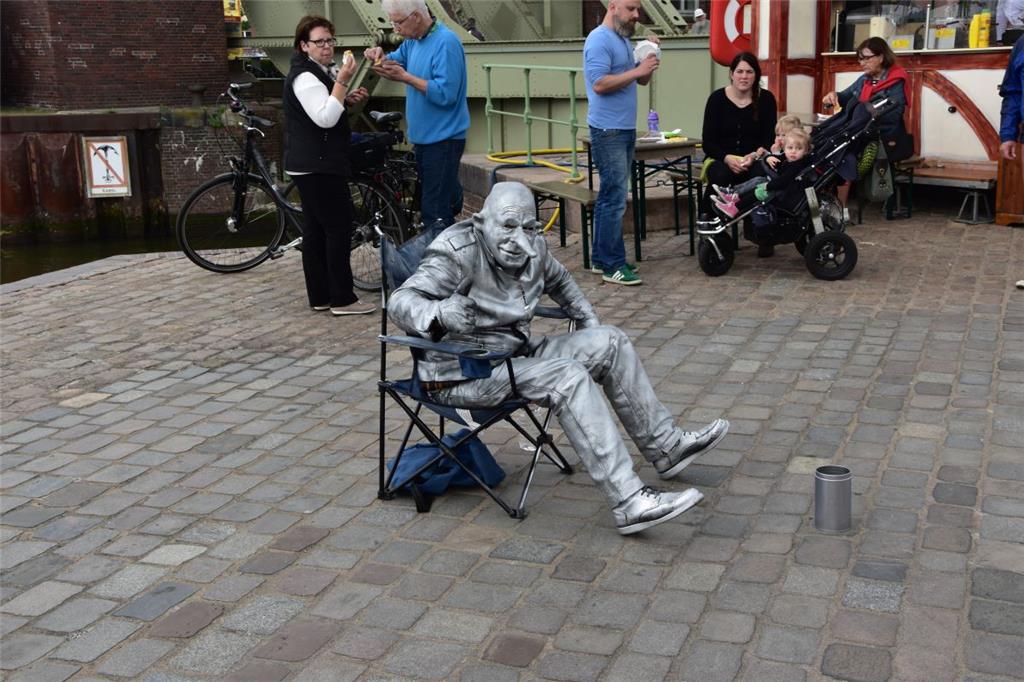Auch Straßenkünstler sind auf dem Seestadtfest zu sehen.