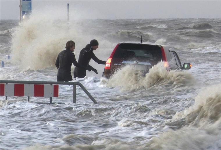 Bevölkerungsschützer: Hier wohnt man in Deutschland nicht sicher Auch Teile der Küstenregion sollten dem Experten zufolge nicht mehr besiedelt werden. Die Gefahr durch Extremwetter-Ereignisse wie Sturmfluten (hier ein Bild aus Dagebüll in Schleswig-Holstein) sei zu extrem.