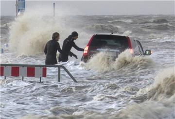 Auch Teile der Küstenregion sollten dem Experten zufolge nicht mehr besiedelt werden. Die Gefahr durch Extremwetter-Ereignisse wie Sturmfluten (hier ein Bild aus Dagebüll in Schleswig-Holstein) sei zu extrem.