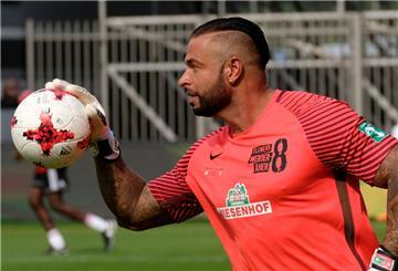 Fußball, Benefizspiel, Merte's 96-Freunde - Clemens_ Werderaner am 03.06.2017 in Hannover (Niedersachsen). Torwart Tim Wiese von Clemens_ Werderaner ist am Ball.