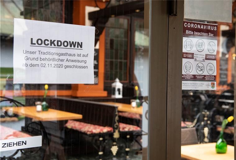 Corona-Krise: Milliardenhilfe für Familien und Unternehmen Hinweisschilder befinden sich an einer geschlossenen Gaststätte in Rüdesheim.