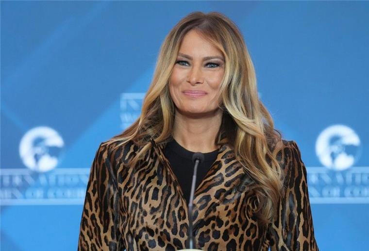 Oh lala: Der Leo-Look ist wieder da - warum? Auch US-First-Lady Melania Trump () trägt mal Leopard - hier bei einer Preisverleihung Anfang April in Washington. (Archivbild)