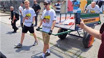 Auch Vettel muss den Wagen, in dem der Müll gesammelt wird, fahren. 