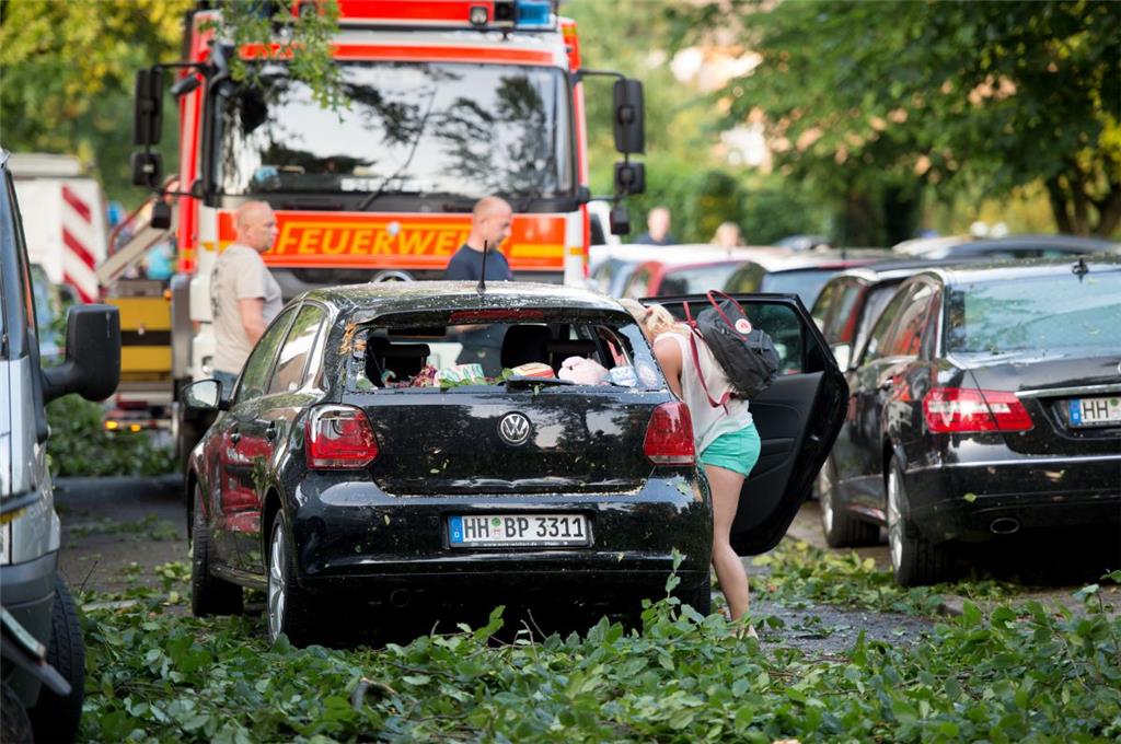 Auch viele Autos wurden durch das Unwetter beschädigt.