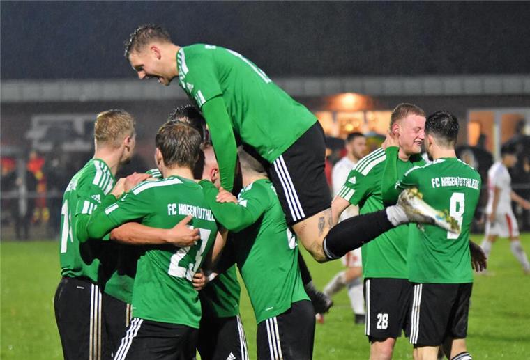 Kicker des FC Hagen/Uthlede mit einer deutlichen Ansage Auch vom in der zweiten Halbzeit strömenden Regen ließen sich die Spieler des FC Hagen/Uthlede nicht die Lust am Kicken nehmen.