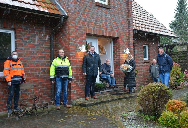 Schiffdorf: Erste Glasfaseranschlüsse sind aktiv Auch vom Schneetreiben ließen die Verantwortlichen von Gemeinde und Deutscher Glasfaser sich nicht abschrecken, dem Ehepaar Peter und Birgitta Bässmann (4. und 5. von links) aus Schiffdorf als erste Kunden zur Aktivierung ihres Glasfaseranschlusses zu gratulieren.
