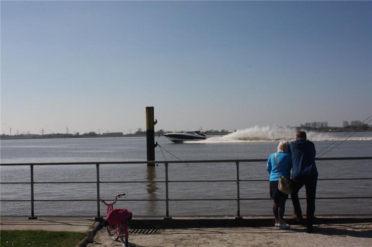 Sommersaison 2017 am Dedesdorfer Fähranleger beginnt Auch von der Wasserseite aus flitzen die Besucher an den Fähranleger, und machen auch mal eine dicke Welle zum Abschied.