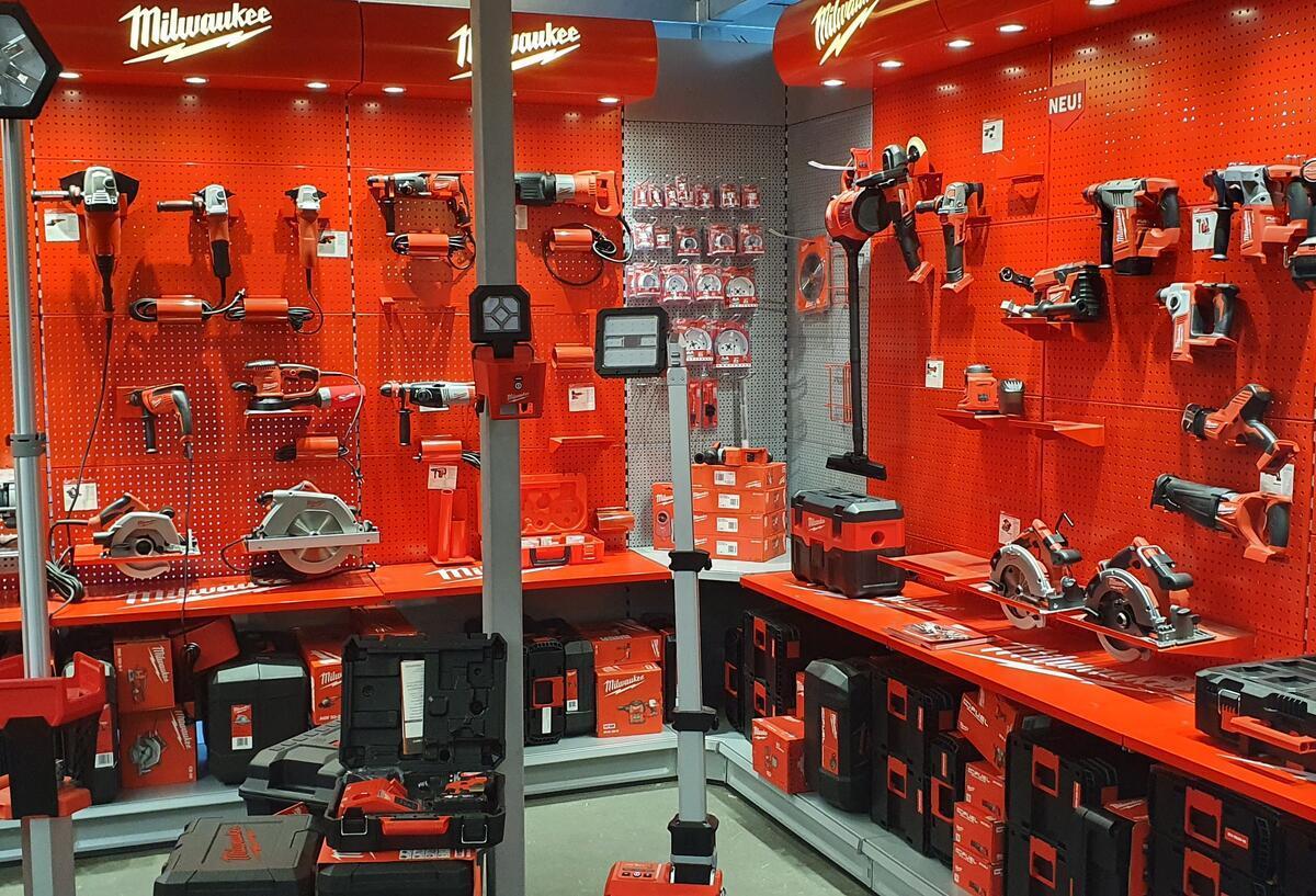 Werkzeuge von der Firma Milwaukee hängen an einem Regal