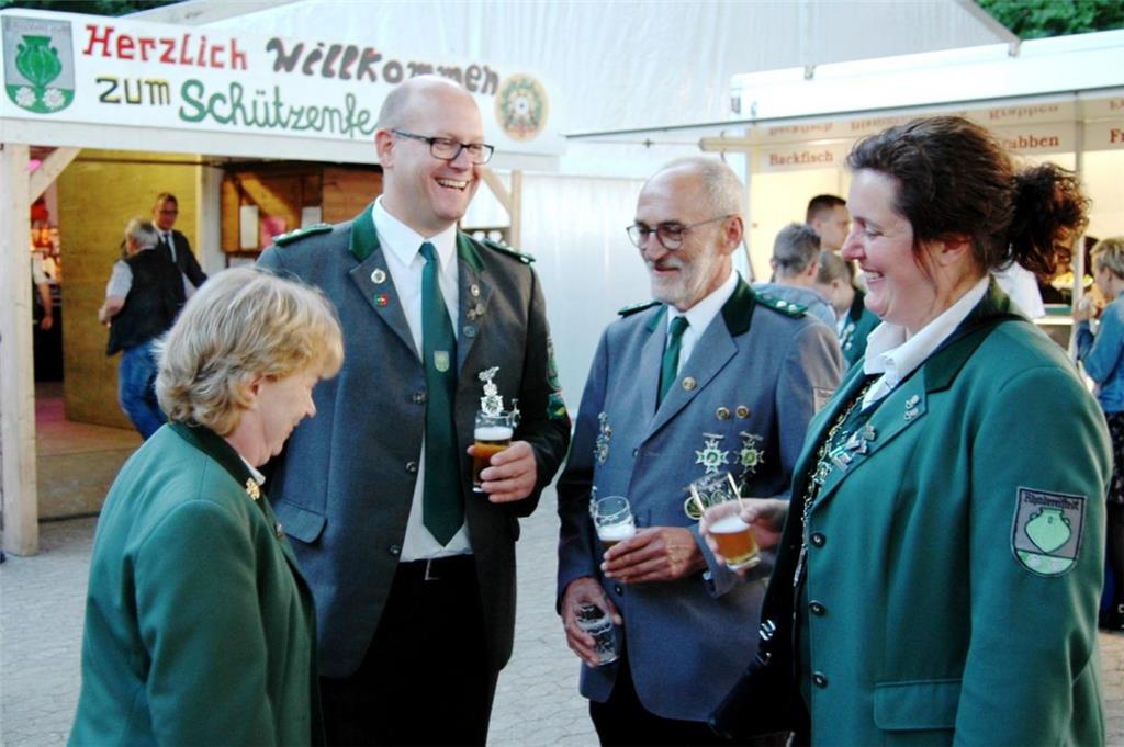 Auch vorm Festzelt gab es für die Beteiligten viel zu erzählen. Foto: Holsten