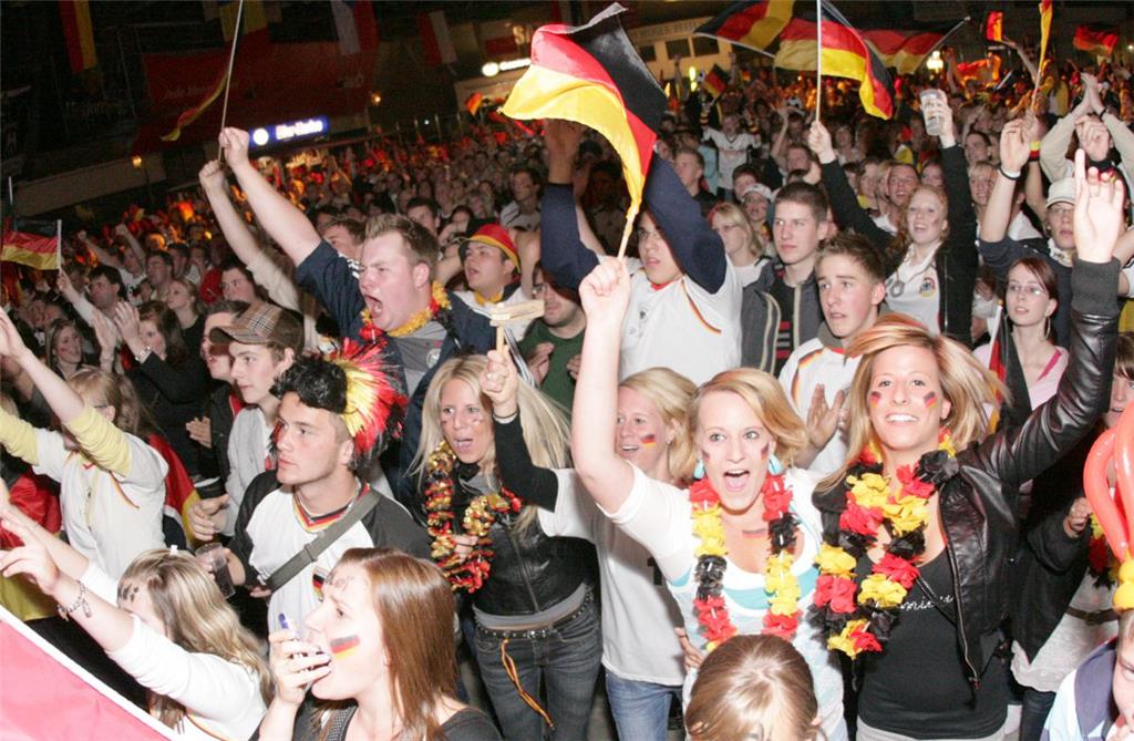 Auch während der EM 2008, als Deutschland im Finale scheiterte, feierten tausend...
