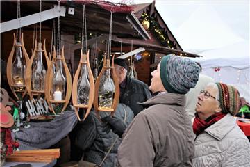 Auch weihnachtliche Geschenke waren beim Markt der Rodenkircher Vereine zu bekom...