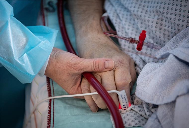 Auch weil es einen sehr hohen Versorgungsaufwand in den Kliniken durch eine hohe Zahl positiver Patienten gibt, will Gesundheitssenatorin Claudia Bernhard (Linke) Bremen und Bremerhaven zum Hotspot erklären.