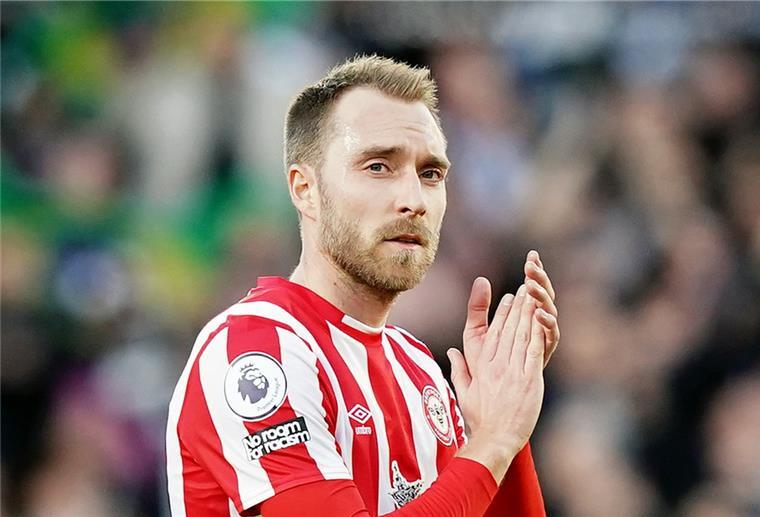 Von Fans gefeiert: Eriksen gibt sein Comeback Auch wenn das Spiel verloren ging: Christian Eriksen vom FC Brentford applaudiert den Fans nach seinem Comeback und bedankt sich für den tollen Empfang.
