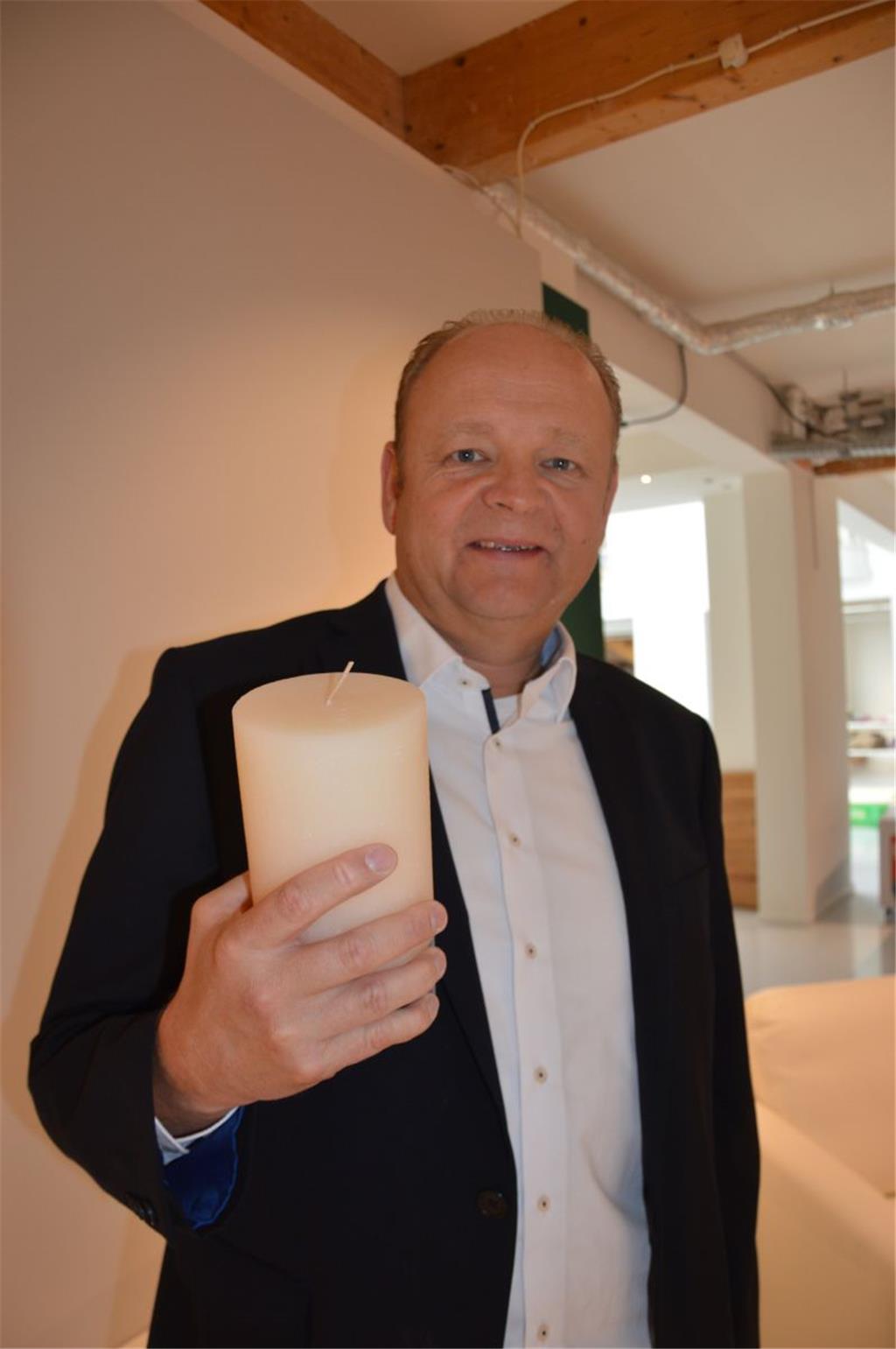 „Auch wenn Deutschland aus dem Wettbewerb geflogen ist – die Weltmeisterschaft hat einfach tolle Spiele zu bieten“, sagt Matthias Nikisch (Foto: Schoener) von der Kemner Home Company in Bad Bederkesa. Und deshalb freut sich der Küchenstudioleiter auf jede Partie. Und ist gespannt, wer denn am Ende als neuer Weltmeister auf dem Fußballthron stehen wird. Ob bis zum Finale noch die eine oder andere Kerze zu sehen sein wird, will Nikisch aufmerksam verfolgen. Eigentlich sind Kerzen für die Beleuchtung von Räumen gedacht. Im Fußball steht der Begriff für einen Schuss, bei dem der Kicker den Ball nicht richtig trifft und das Leder deshalb – wie eine Kerze – senkrecht nach oben schießt. Auch bei Abwehrreaktionen am Strafraum oder bei Abschlägen des Torwarts gibt es schon mal die eine oder andere Kerze. Landet der Ball am Boden, ist er schwer zu kontrollieren. Nur manches Mal gelingt ein Torschuss. Aber dann ist es für eine Erleuchtung ist es meist zu spät. (as)
