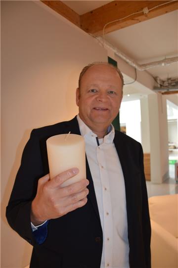 „Auch wenn Deutschland aus dem Wettbewerb geflogen ist – die Weltmeisterschaft hat einfach tolle Spiele zu bieten“, sagt Matthias Nikisch (Foto: Schoener) von der Kemner Home Company in Bad Bederkesa. Und deshalb freut sich der Küchenstudioleiter auf jede Partie. Und ist gespannt, wer denn am Ende als neuer Weltmeister auf dem Fußballthron stehen wird. Ob bis zum Finale noch die eine oder andere Kerze zu sehen sein wird, will Nikisch aufmerksam verfolgen. Eigentlich sind Kerzen für die Beleuchtung von Räumen gedacht. Im Fußball steht der Begriff für einen Schuss, bei dem der Kicker den Ball nicht richtig trifft und das Leder deshalb – wie eine Kerze – senkrecht nach oben schießt. Auch bei Abwehrreaktionen am Strafraum oder bei Abschlägen des Torwarts gibt es schon mal die eine oder andere Kerze. Landet der Ball am Boden, ist er schwer zu kontrollieren. Nur manches Mal gelingt ein Torschuss. Aber dann ist es für eine Erleuchtung ist es meist zu spät. (as)