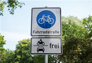 Auch wenn die Fahrradstraße für einspurige Fahrzeuge wie Motorräder und Roller und mehrspurige Fahrzeuge wie Pkw und Lkw gemäß Ausschilderung freigegeben ist, müssen diese sich den Radfahrern unterordnen