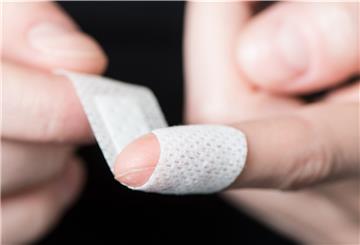 Auch, wenn die Wunde im betreffenden Fall größer als auf diesem Foto gewesen sein dürfte - ein blutender Finger rechtfertigt es nicht, dass man mit dem Auto durch eine 30er-Zone rast.