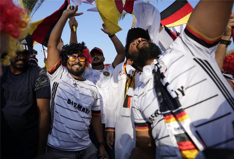 WM in Katar: Kaum Interesse an Fanartikeln Deutsche Fans jubeln auf dem Flaggenplatz