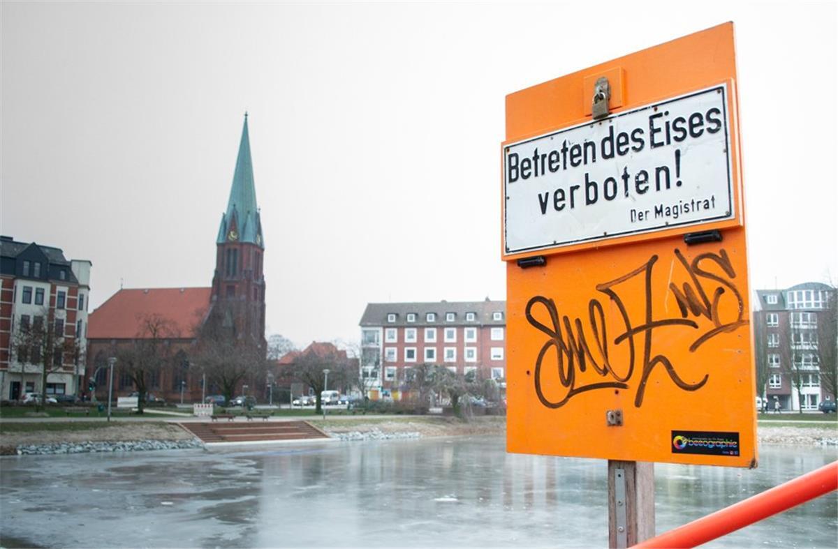 Polizei warnt: Eisflächen in Bremerhaven nicht betreten! Auch wenn es einladend aussieht: Das Betreten des Eises im Holzhafen in Bremerhaven-Geestemünde ist verboten.