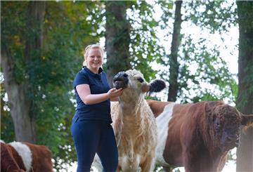 Auch wenn es für den Titel „Landwirtin des Jahres“ nicht gereicht hat: Hjördis Plate aus Otterndorf freut sich über ihren Erfolg.