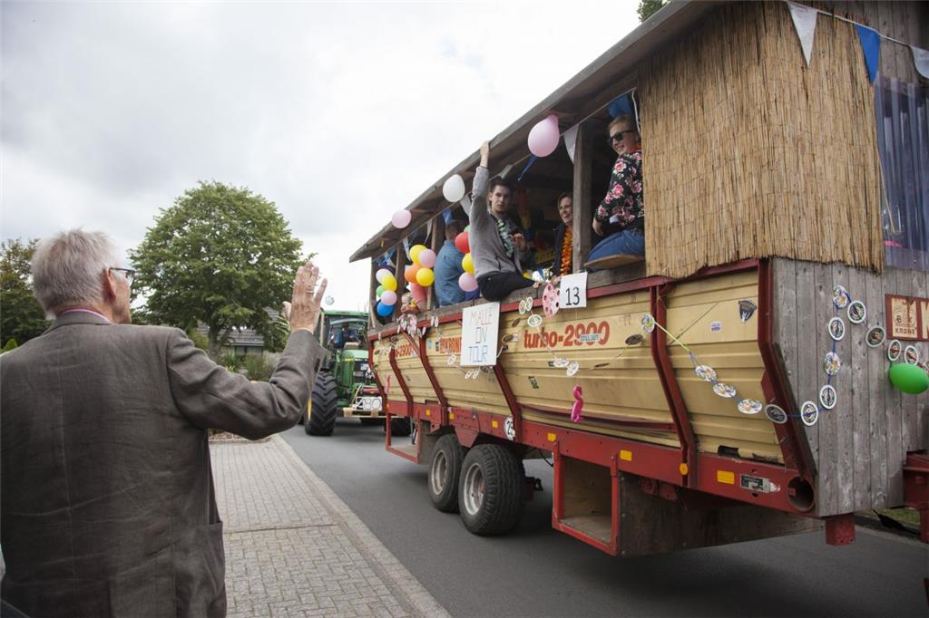 Auch wenn es hier nur nach einem Zuschauer aussieht - der große Festumzug durch ...
