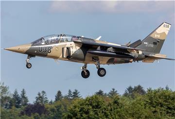 Auch wenn militärische Fluggeräte auf dem Marinefliegerhorst Nordholz ein gewohnter Anblick sind, wirkt dieses Kampfflugzeug vom Typ A-4 Skyhawk wie ein Exot. Weil der Heimatstützpunkt Wittmund saniert wird, ist die Flotte des Bundeswehr-Partners Top Aces vorübergehend auf den Zivilflughafen Nordholz gezogen.