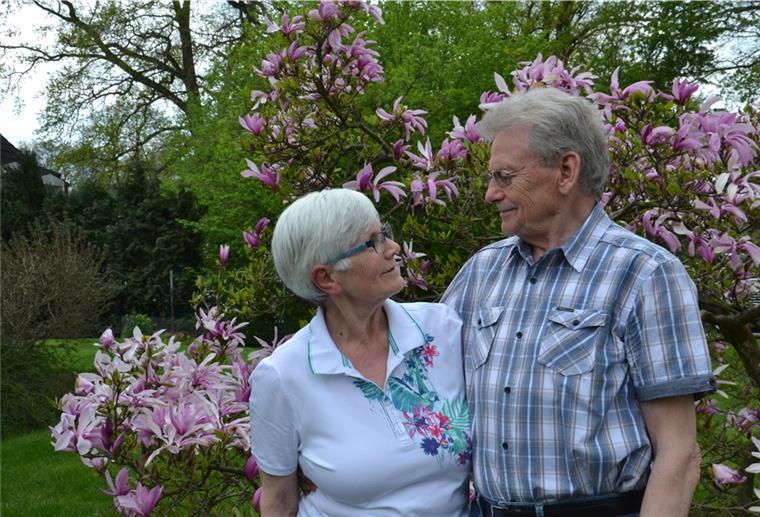 Hochzeitsfeier ohne Gäste Ingeborg und Peter Middendorf stehen in ihrem Garten in Wehldorf vor einer Magnolie.