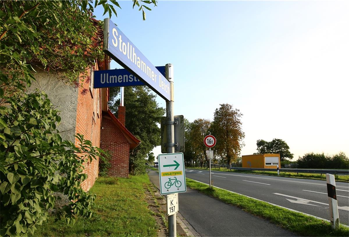 Lösung für Radweg bei Iffens gefunden Auch wer vom Radweg an der Ulmenstraße Richtung Iffens fahren möchte, kann nur am Stollhammer Deich weiterfahren. Das Umleitungsschild wurde allerdings bereits verdreht: Es zeigt Richtung Baustelle.