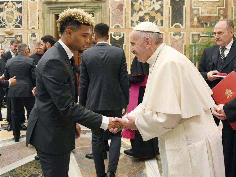 Auch Werder-Profi Serge Gnabry durfte Papst Franziskus im Rahmen der privaten Papstaudienz der Nationalmannschaft die Hand geben.