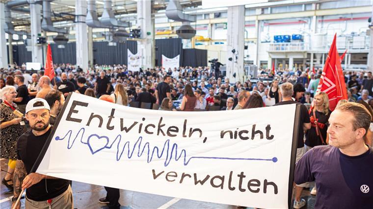 Autoindustrie „im Sturzflug“ - VW-Krise zieht Kreise Auch Werkschließungen in Deutschland und betriebsbedingte Kündigungen werden nicht länger ausgeschlossen.