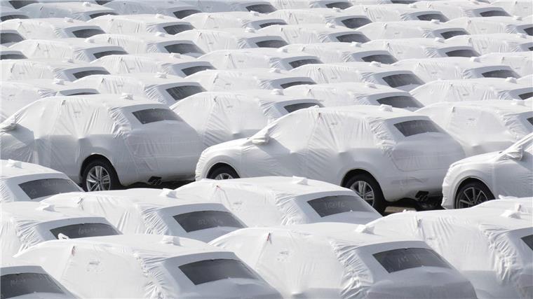 Chinesische Autobauer laut Studie am innovativsten Audi-Fahrzeuge des Volkswagen Konzerns stehen im Hafen von Emden zur Verschiffung bereit.
