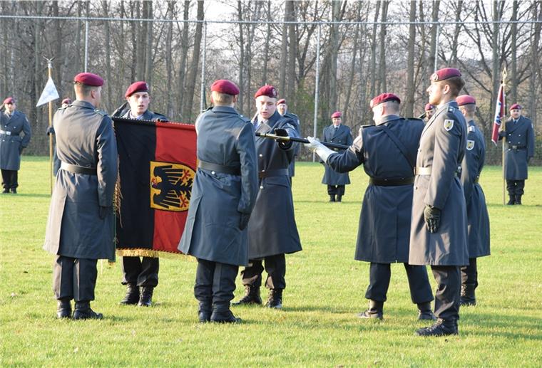 Gelöbnis in Rekordzeit für Rekruten in Seedorf Auf Abstand sprachen vier Rekruten an der Truppenfahne beim Gelöbnis die Eidesformel.